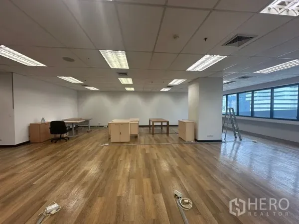 办公空间 出租在Bang Rak, Bangkok - 明亮的135平方米办公室，地插盒、中央空调出风口与白墙。