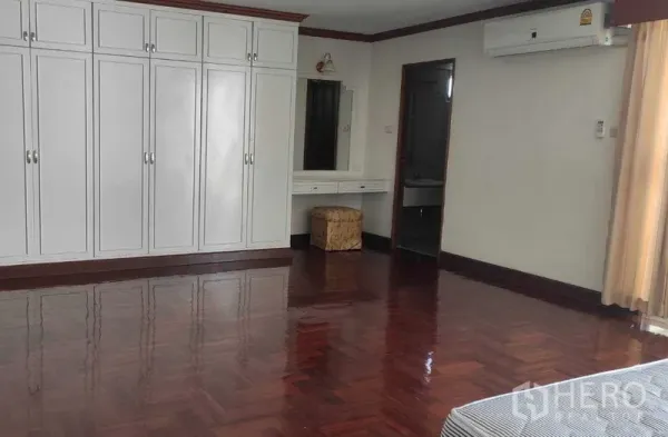 อพาร์ทเมนท์ ให้เช่าในKhlong Toei, Bangkok - ห้องนอนใหญ่มีตู้เสื้อผ้าบิลท์อินเต็มผนัง โต๊ะเครื่องแป้ง และแอร์