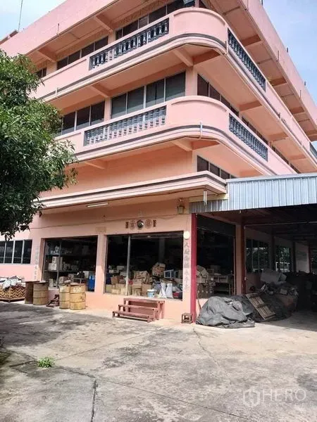 零售空间 出售在Bang Khun Thian, Bangkok - 四层粉色商业楼，带宽阔车道与一层店面开口。