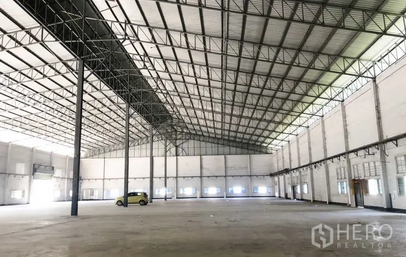คลังสินค้า ให้เช่าในBang Sao Thong, Samut Prakan - ภายในโกดังโปร่งสูง โครงหลังคาเหล็กแบบเคลียร์สแปน พื้นคอนกรีต