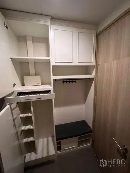 คอนโด ให้เช่าในPathum Wan, Bangkok - ตู้เก็บของบิวท์อินบริเวณทางเข้า พร้อมม้านั่งและตะขอแขวน