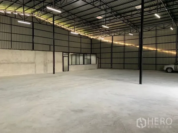 货栈 出租在Khan Na Yao, Bangkok - 开阔的仓库空间，带办公室窗、钢桁架屋顶和光滑地面。