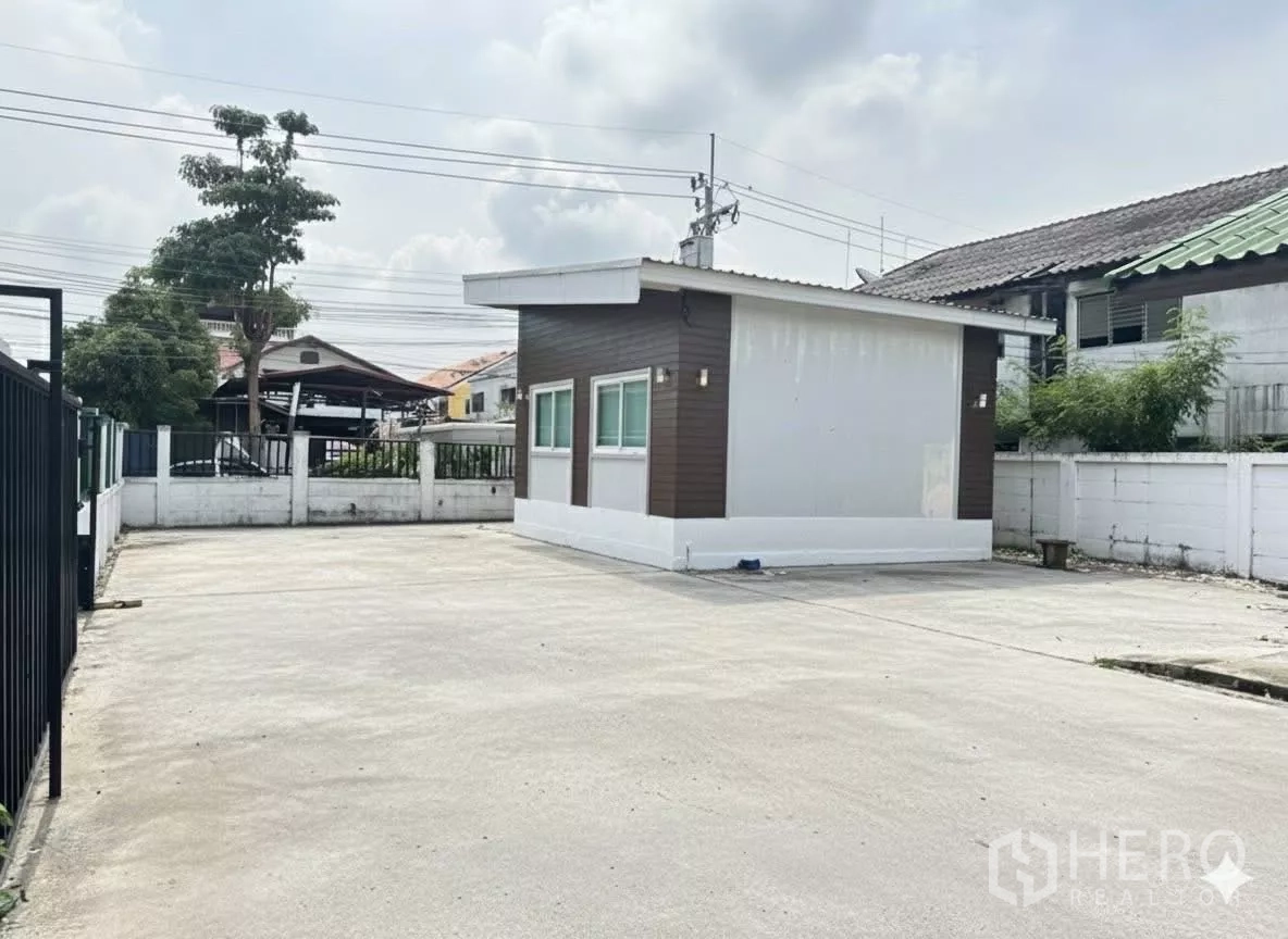 Home Office for rent in Bang Phli, Samut Prakan - Open paved yard with a compact office pavilion and perimeter wall, ideal for multi-car parking.