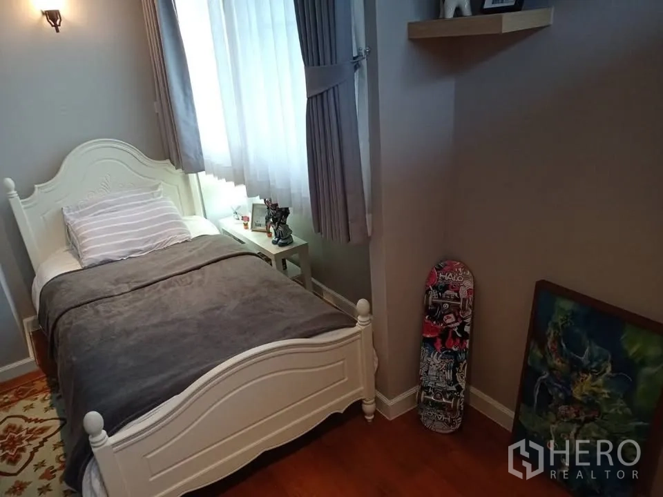 公寓 for rent in Watthana, Bangkok - 次卧为单人床，窗户配窗帘，设有床头柜。
