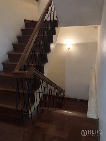 สำนักงานที่บ้าน ให้เช่าในPhra Khanong, Bangkok - บันไดไม้พร้อมราวเหล็กดัดและไฟติดผนัง