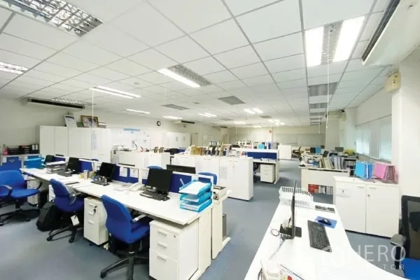 工厂 出售在Rayong - 开放式办公室，配工位、电脑、储物柜与明亮吊顶灯。