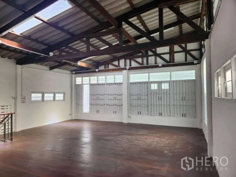 店屋 出租在Khlong Toei, Bangkok - 顶层大空间，外露木梁、天窗与木地板。