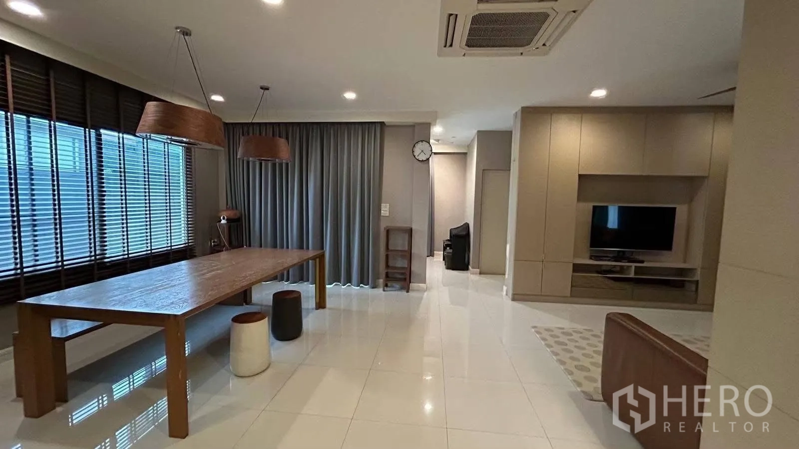 บ้านเดี่ยว for rent in Prawet, Bangkok - โถงรับแขกและทานอาหารกว้าง หน้าต่างบานใหญ่ ผ้าม่าน และตู้บิวท์อิน