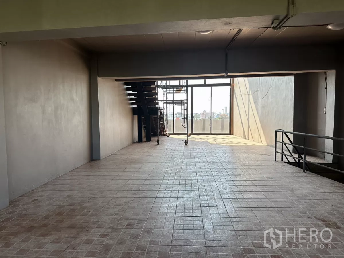 店屋 出租在Bang Na, Bangkok - 顶层设双层挑高落地窗，楼梯通向夹层，采光充足。