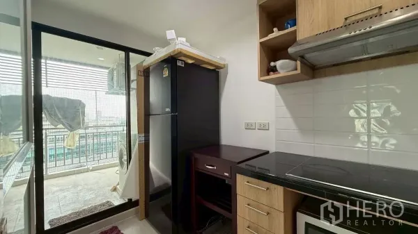 คอนโด ขายในYan Nawa, Bangkok - มุมครัวพร้อมตู้เย็น และประตูกระจกออกสู่ระเบียงซักล้าง