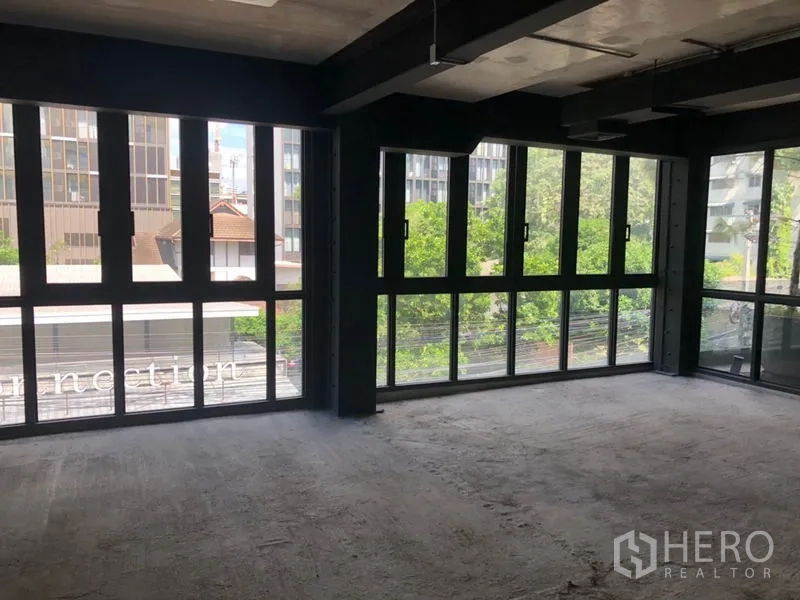 零售空间 出租在Khlong Toei, Bangkok - 转角楼层环幕窗户，充足自然光与街景曝光度。