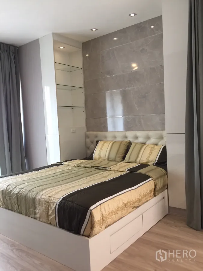 คอนโด ให้เช่าหรือขายในBangkok - ห้องนอนสว่าง ผนังหัวเตียงบุหนังพร้อมแผ่นหินอ่อนและชั้นวางบิลท์อิน