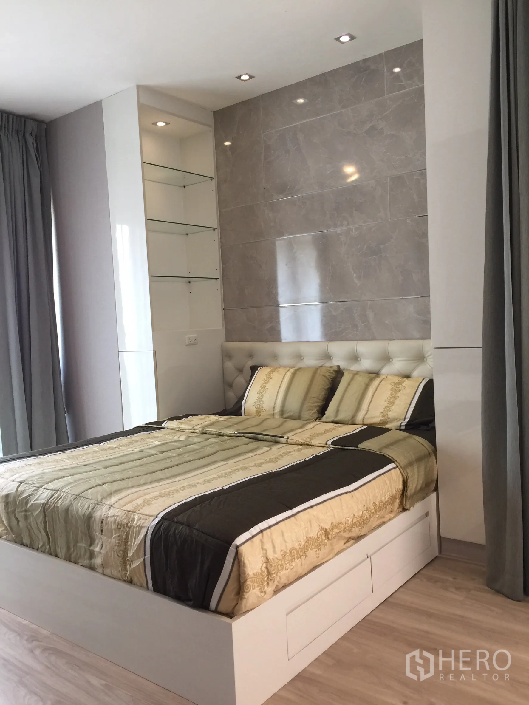 คอนโด ให้เช่าหรือขายในBangkok - ห้องนอนสว่าง ผนังหัวเตียงบุหนังพร้อมแผ่นหินอ่อนและชั้นวางบิลท์อิน