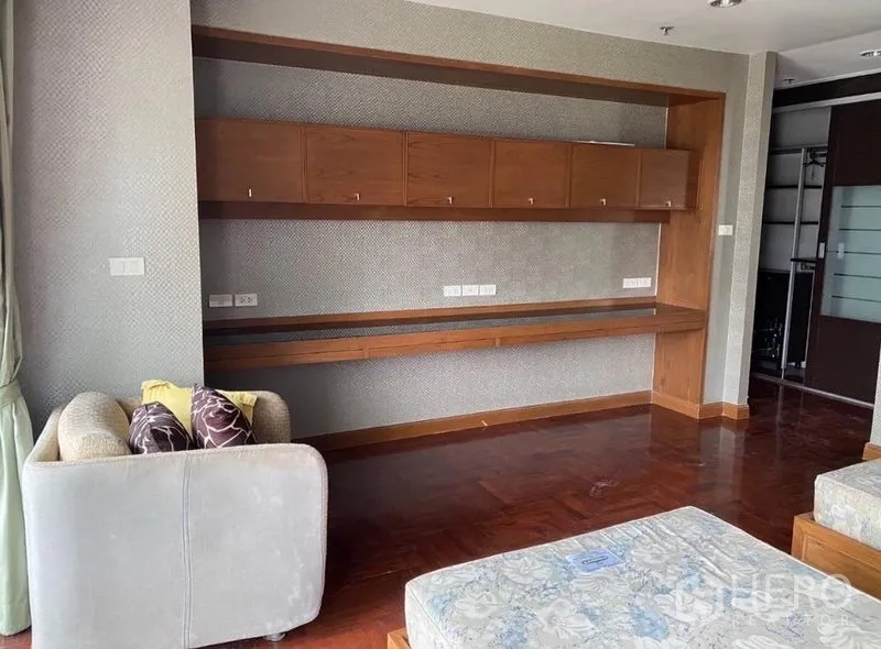 คอนโด ให้เช่าในWatthana, Bangkok - มุมห้องนอน เตียงเดี่ยวคู่ ชั้นวางบิวท์อิน และประตูกระจกสไลด์ออกสู่ระเบียงวิวเมือง