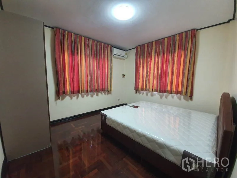 Detached House for rent - Bright bedroom with parquet floor, double bed and air conditioner.