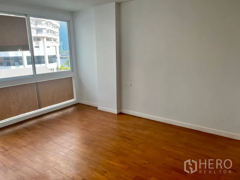 คอนโด ให้เช่าในBang Kho Laem, Bangkok - ห้องนอนกว้างหน้าต่างบานใหญ่ แสงธรรมชาติเต็มที่ พื้นไม้ มองเห็นอาคารรอบข้าง