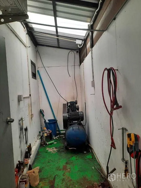 货栈 出售在Samut Prakan - 狭长机房，内置空压机与透光屋顶板。