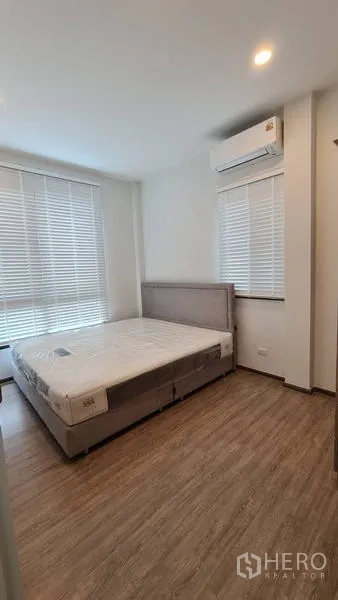 Detached House for rent in Samut Prakan - Guest bedroom with mattress, blinds and wall-mounted air conditioner.