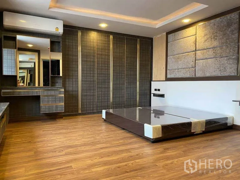 คอนโด ให้เช่าในKhlong Toei, Bangkok - ห้องนอนขนาดใหญ่เตียงยกพื้น มุมแต่งตัว และตู้เสื้อผ้าจรดเพดาน