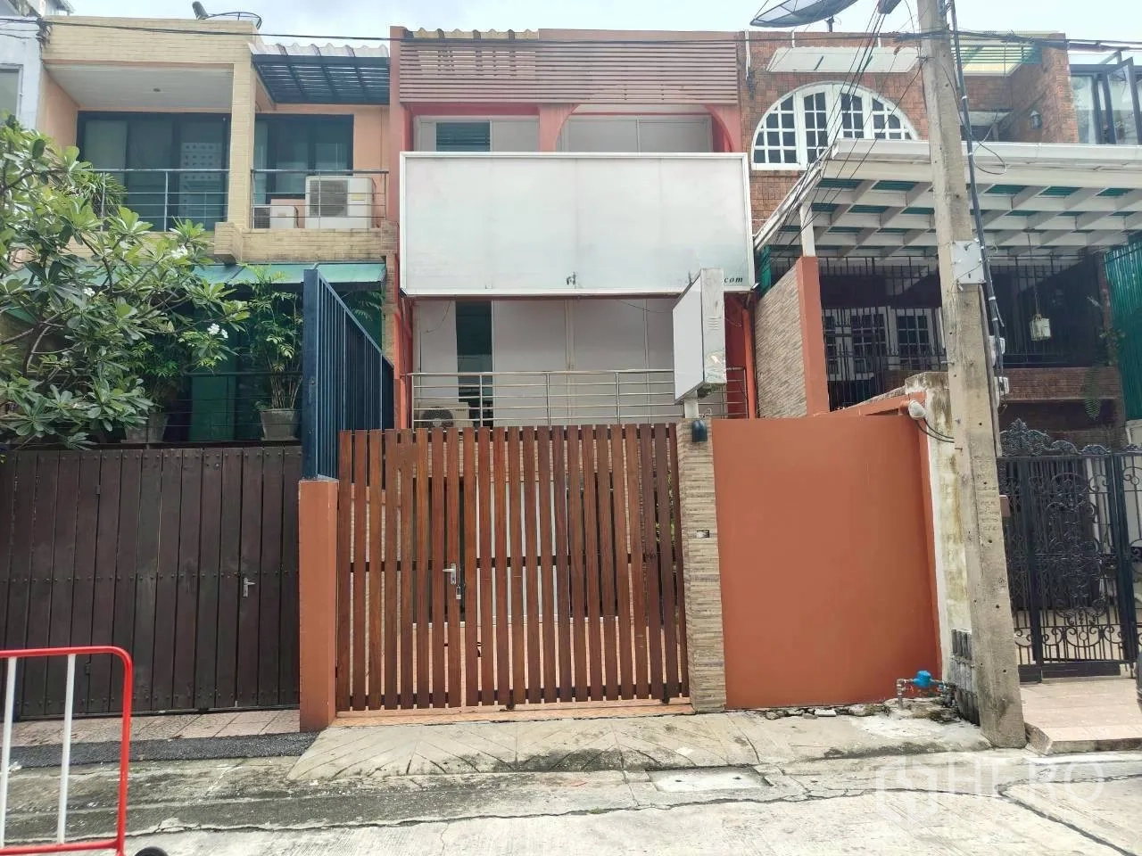 Home Office for rent in Watthana, Bangkok - Three-story townhouse facade with gated entrance and balcony.