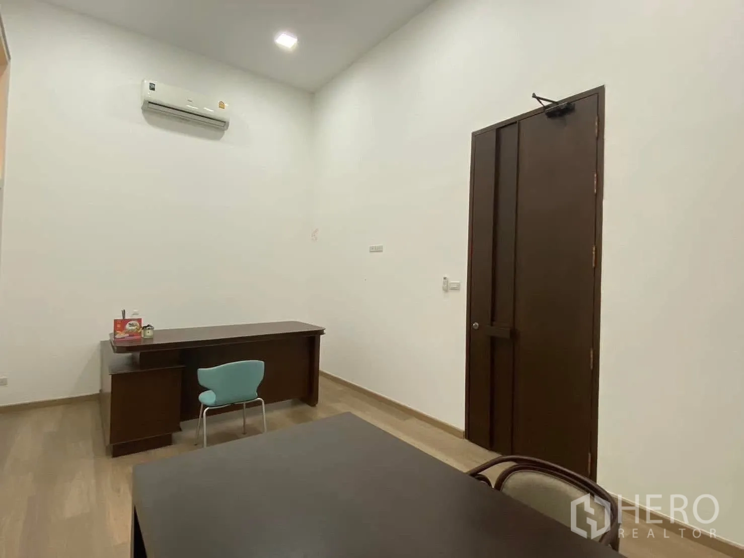 โกดัง for rent in Mueang Samut Prakan, Samut Prakan - ห้องทำงานติดเครื่องปรับอากาศพร้อมโต๊ะและเก้าอี้