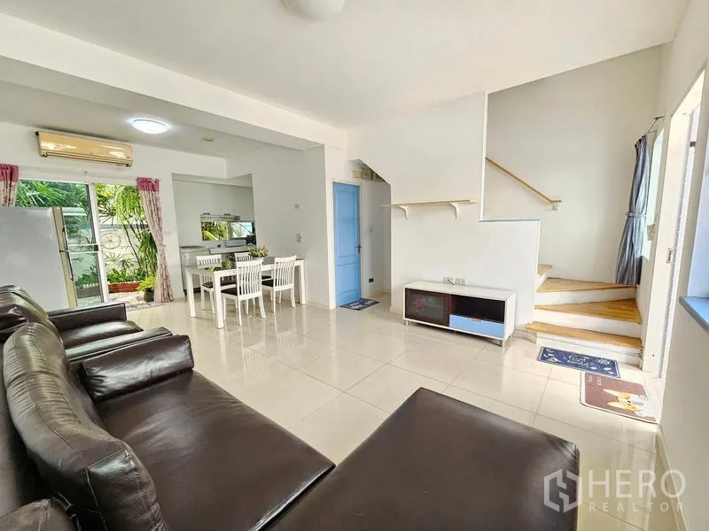 สำนักงานที่บ้าน ให้เช่าหรือขายในSuan Luang, Bangkok - พื้นที่นั่งเล่นและทานอาหารแบบเปิดโล่ง โซฟาหนังและบันได