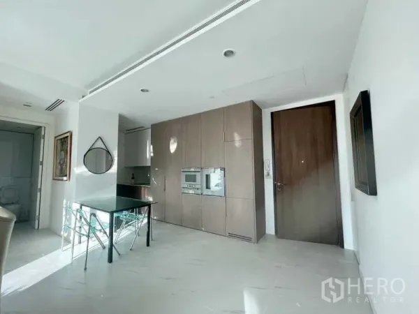 คอนโด ให้เช่าในPathum Wan, Bangkok - มุมทานอาหารติดผนังครัวบิวท์อินมีเตาอบ และประตูไม้ทางเข้า