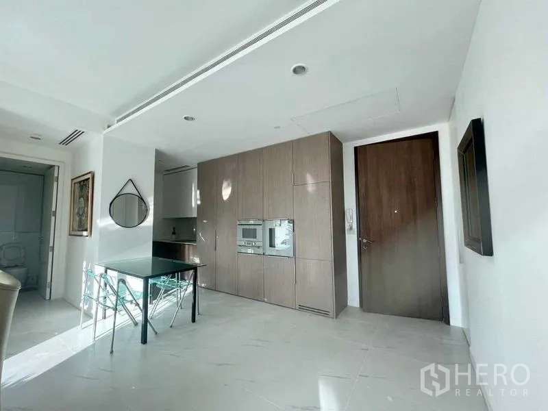 คอนโด ให้เช่าในPathum Wan, Bangkok - มุมทานอาหารติดผนังครัวบิวท์อินมีเตาอบ และประตูไม้ทางเข้า