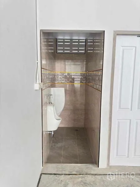 คลังสินค้า ให้เช่าในMueang Rayong, Rayong - มุมโถปัสสาวะชายปูกระเบื้องภายในอาคาร