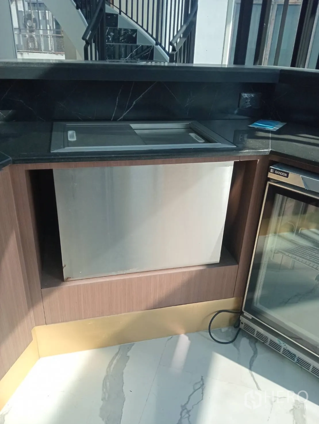 零售空间 出租 - 双玻璃门饮料冰柜