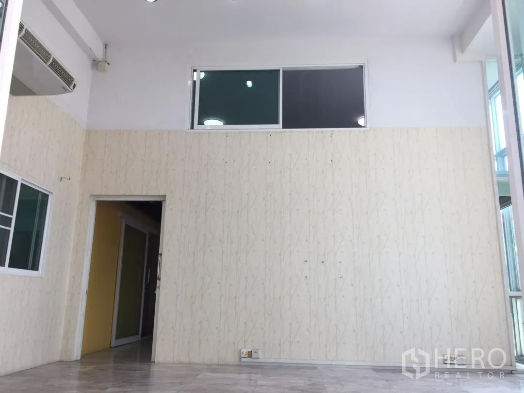 Home Office for rent or sale in Bang Khun Thian, Bangkok - High-ceiling lobby featuring a light-textured wall and marble floor.