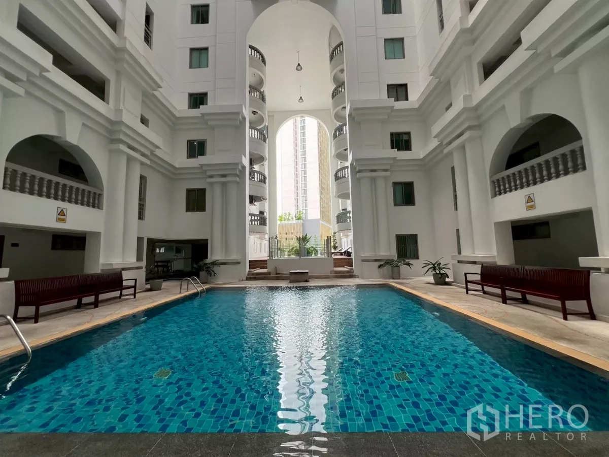 คอนโด ให้เช่าในWatthana, Bangkok - สระว่ายน้ำของคอนโดในคอร์ตยาร์ดแบบซุ้มโค้งสีขาว พร้อมม้านั่งพักผ่อน