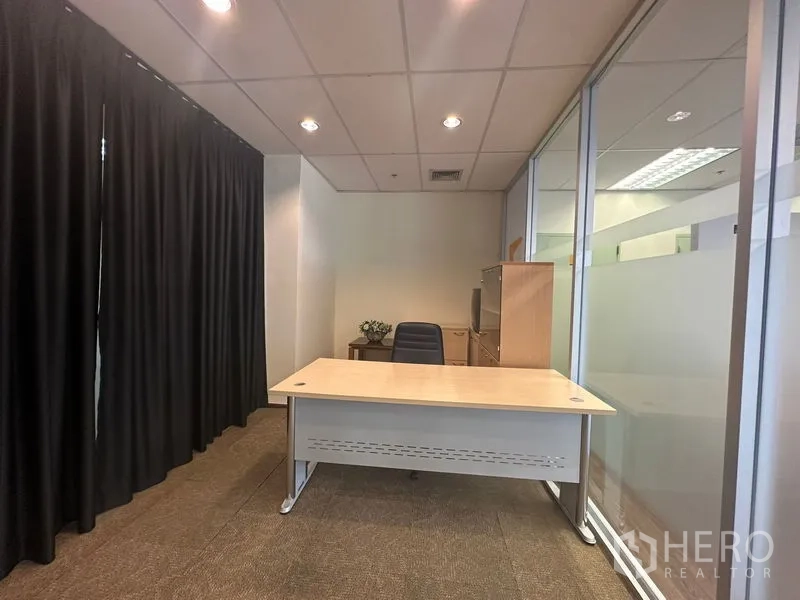 办公空间 出租在Bang Rak, Bangkok - 小型独立办公室，设桌椅、玻璃隔断与遮光窗帘。