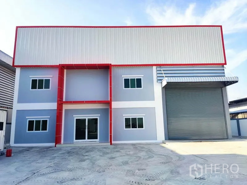 โรงงาน ขายในMueang Samut Sakhon, Samut Sakhon - ด้านหน้าโรงงานสไตล์โมเดิร์น โทนเทา-แดง ประตูม้วนใหญ่และประตูกระจก