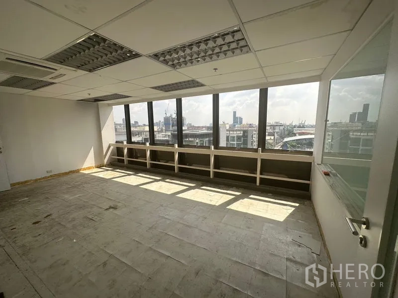 Office Space for rent in Khlong Toei, Bangkok - Bright private office or meeting room with wall-to-wall windows offering a city outlook.