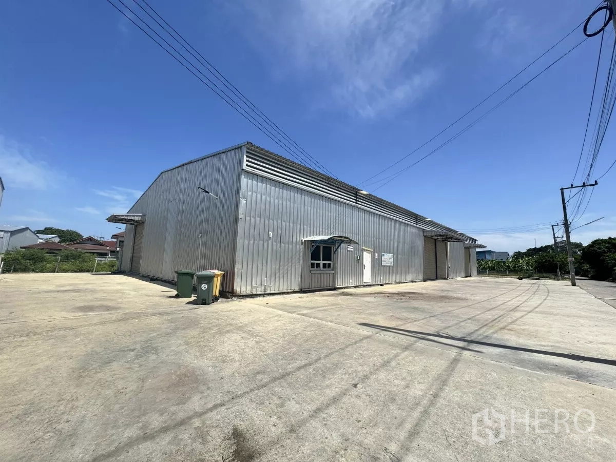 Warehouse for rent in Bang Lamung, Chon Buri - Side view of long warehouse block with multiple bays and expansive truck parking apron.