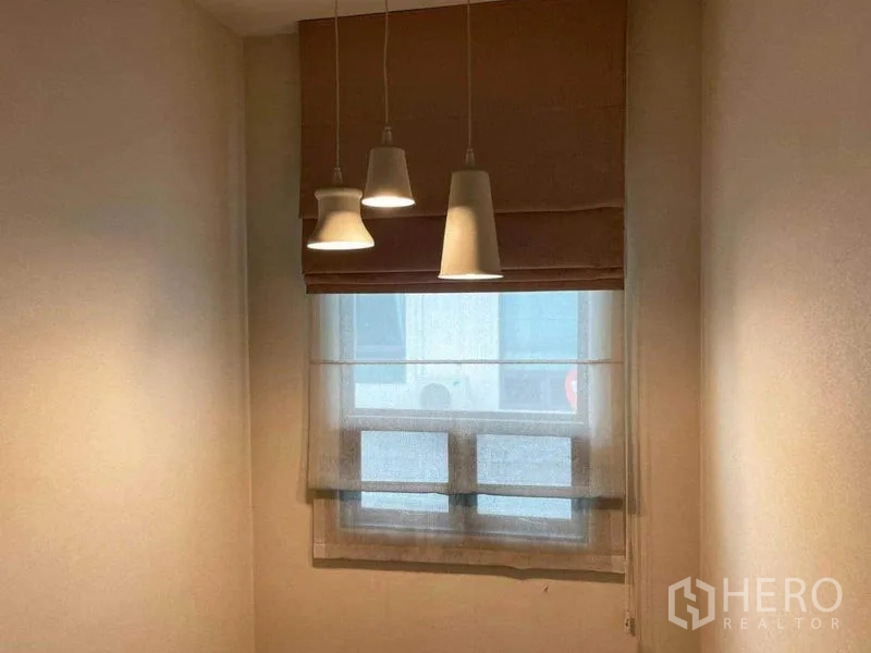 บ้าน ขายในPrawet, Bangkok - มุมนั่งเล่นขนาดเล็กริมหน้าต่าง พร้อมโคมไฟแขวน 3 ดวงและม่านโรมัน