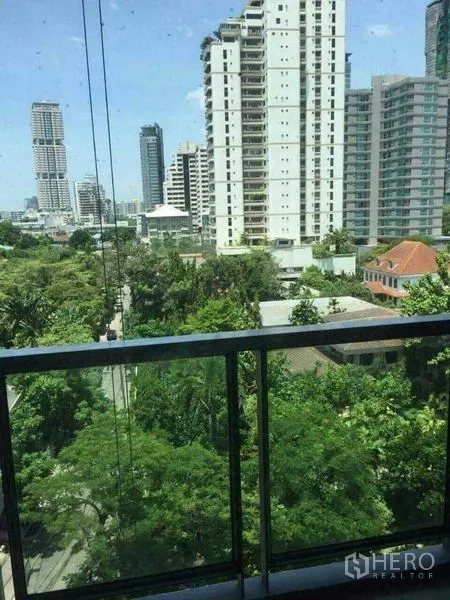 คอนโด ให้เช่าในWatthana, Bangkok - วิวเมืองจากระเบียง มองเห็นเรือนยอดไม้และอาคารสูง