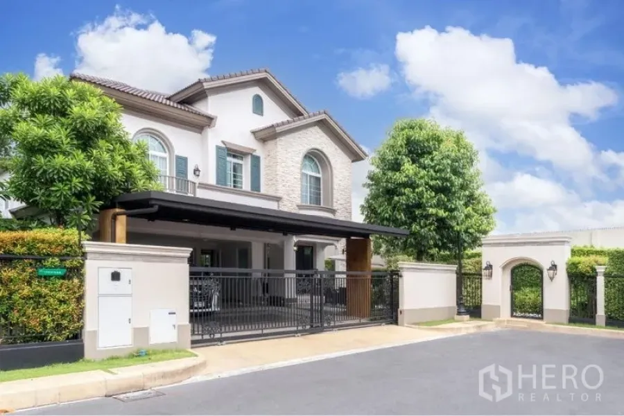 独立式住宅 出租在Bang Khen, Bangkok - 正立面视角，带围栏的独栋住宅，安静袋状路与成树。