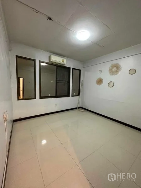 อาคารพาณิชย์ ให้เช่าในChatuchak, Bangkok - ห้องปรับอากาศพร้อมหน้าต่างและงานตกแต่งผนังแบบมินิมอล.