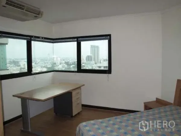 คอนโด ให้เช่าในSathon, Bangkok - ห้องนอนมุมหน้าต่างกระจกบานกว้าง พร้อมโต๊ะทำงาน ชมวิวเมืองไกล.