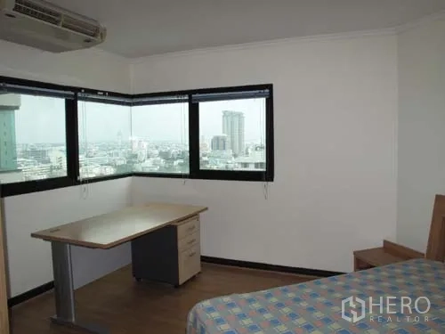 คอนโด ให้เช่าในSathon, Bangkok - ห้องนอนมุมหน้าต่างกระจกบานกว้าง พร้อมโต๊ะทำงาน ชมวิวเมืองไกล.