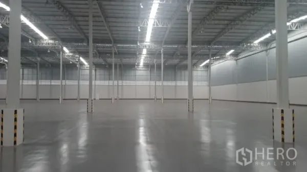 คลังสินค้า ให้เช่าในBang Sao Thong, Samut Prakan - ภายในโกดังเพดานสูง โครงหลังคาเหล็ก ไฟแสงสว่าง และพื้นขัดเงากว้าง พร้อมเสากระจายตัว
