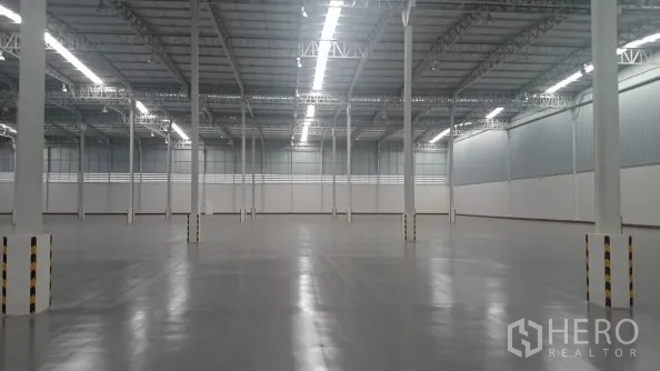 คลังสินค้า ให้เช่าในBang Sao Thong, Samut Prakan - ภายในโกดังเพดานสูง โครงหลังคาเหล็ก ไฟแสงสว่าง และพื้นขัดเงากว้าง พร้อมเสากระจายตัว