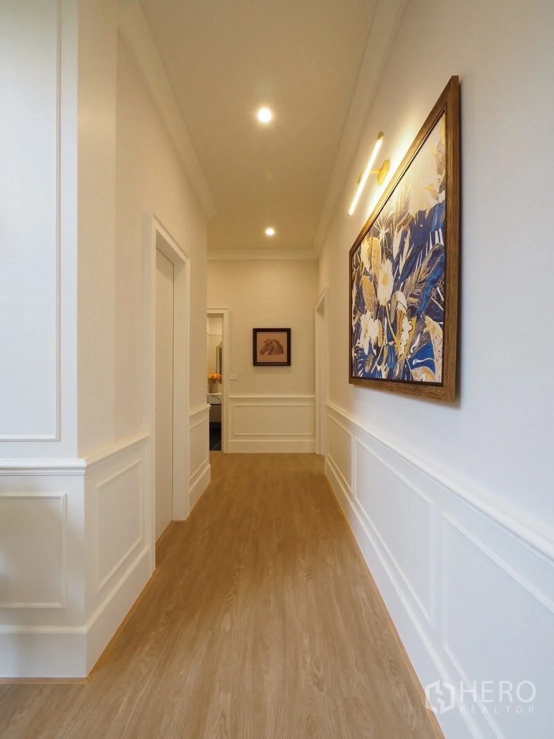 独立式住宅 出租在Bang Kapi, Bangkok - 走廊，墙面线条装饰、筒灯与大幅挂画