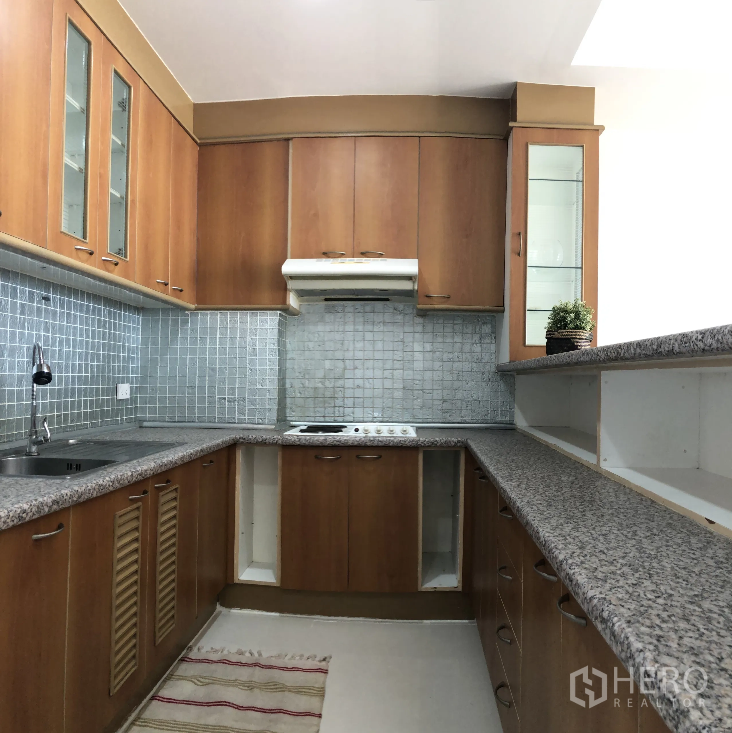 คอนโด ให้เช่าหรือขายในKhlong Toei, Bangkok - ครัวรูปตัว U เคาน์เตอร์หินกรานิต ผนังกระเบื้องดูแลง่าย เตาฮูด และตู้เก็บของมากมาย