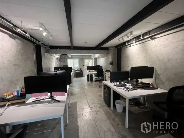 อาคารพาณิชย์ ขายในSuan Luang, Bangkok - ออฟฟิศแบบเปิดพื้นคอนกรีต คานเปลือย โต๊ะทำงานสีขาวพร้อมจอมอนิเตอร์