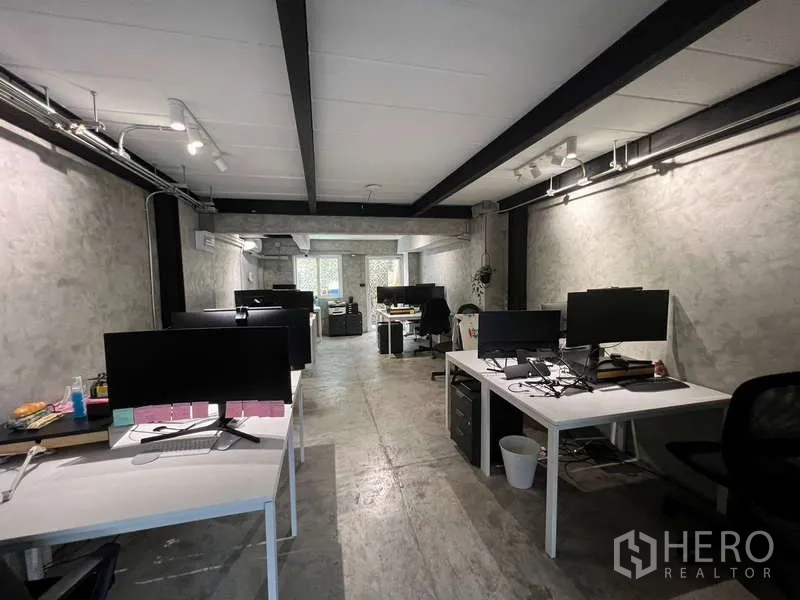 อาคารพาณิชย์ ขายในSuan Luang, Bangkok - ออฟฟิศแบบเปิดพื้นคอนกรีต คานเปลือย โต๊ะทำงานสีขาวพร้อมจอมอนิเตอร์