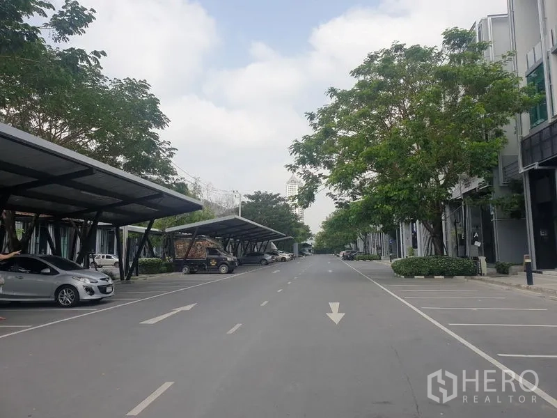 สำนักงานที่บ้าน ให้เช่า - ถนนภายในโครงการกว้าง มีหลังคาที่จอดรถและต้นไม้ใหญ่