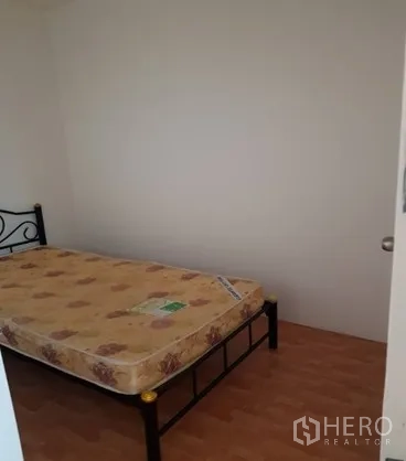 店屋 出租在Watthana, Bangkok - 卫生间配坐便器，白色墙砖与抬高平台。